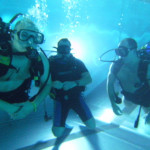 Mit Gerät im Schwimmbad