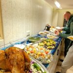 Das letzte Essen auf See mit großen Braten und extra Dekoration